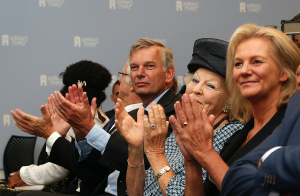 HKH prinses Beatrix bij de opening van de reizende fototentoonstelling Open Je Ogen in Den Haag