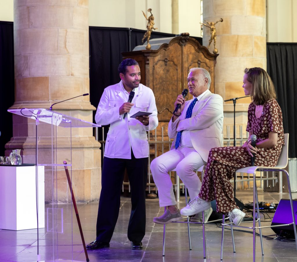 Geportretteerden Arnold & Malu in gesprek tijdens lancering Oud Zeer in de Grote Kerk Den Haag