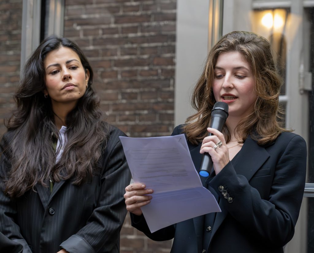 Journalist Salwa van der Gaag en Fotograaf Miriam Guttmann speechen tijdens lancering In Gesprek.
